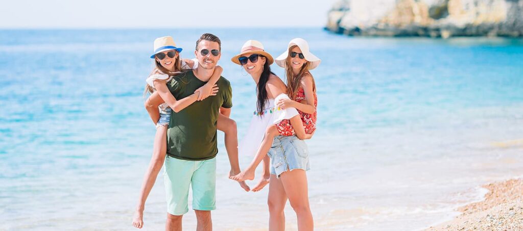 familia-feliz-playa