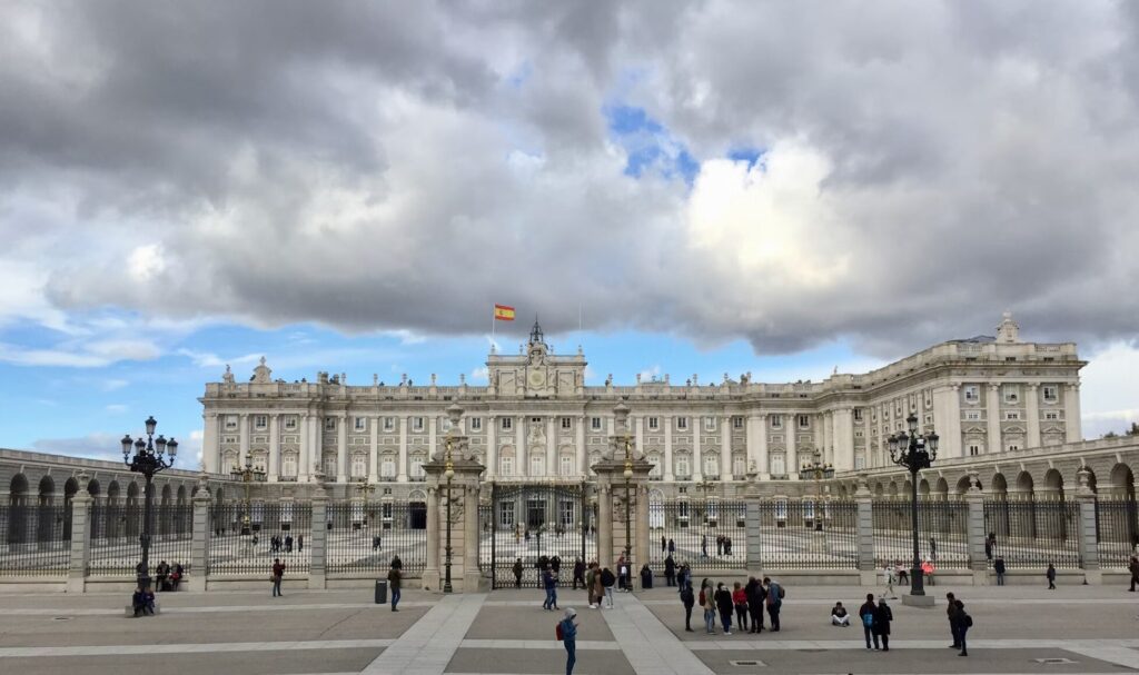 https://unsplash.com/es/fotos/personas-caminando-cerca-de-un-edificio-de-hormigon-blanco-durante-el-dia-lXP4yy-OZuU